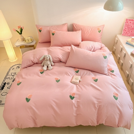 91家纺网 家纺一手货源 找家纺 莱登卡奴 2024新款全棉毛巾绣卡通系列四件套 郁金香浅豆沙