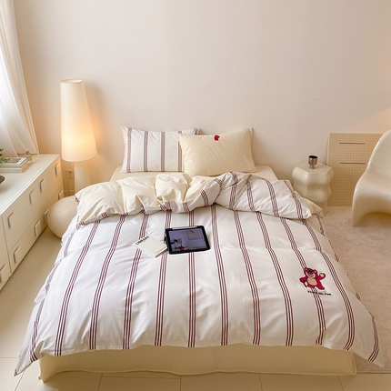 91家纺网 家纺一手货源 找家纺 Mr.pig猪先生水洗棉 2024新款简约印花迪士尼绣花条纹款四件套 史迪奇粗蓝细条