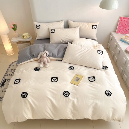 91家纺网 家纺一手货源 找家纺 莱登卡奴 2024新款全棉毛巾绣卡通系列四件套 熊头白拼灰