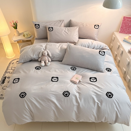 91家纺网 家纺一手货源 找家纺 莱登卡奴 2024新款全棉毛巾绣卡通系列四件套 熊头淡灰