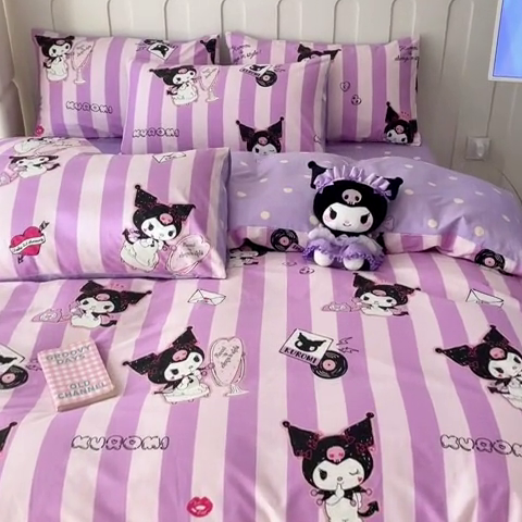 91家纺网 家纺一手货源 找家纺 呗旺鹿 2024新款三丽鸥系列全棉四件套 竖条库洛米