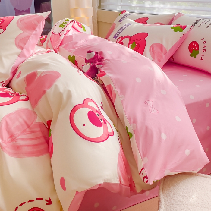 91家纺网 家纺一手货源 找家纺 金丝鸟 2024新款全棉四件套可爱卡通系列四件套 爱心草莓熊