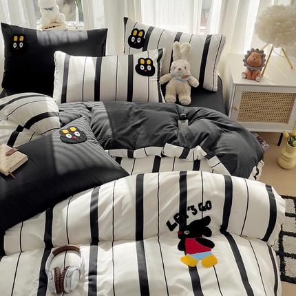 91家纺网 家纺一手货源 找家纺 尤米 2024新款ins博主风系列毛巾绣系列单被套 小黑兔-条纹