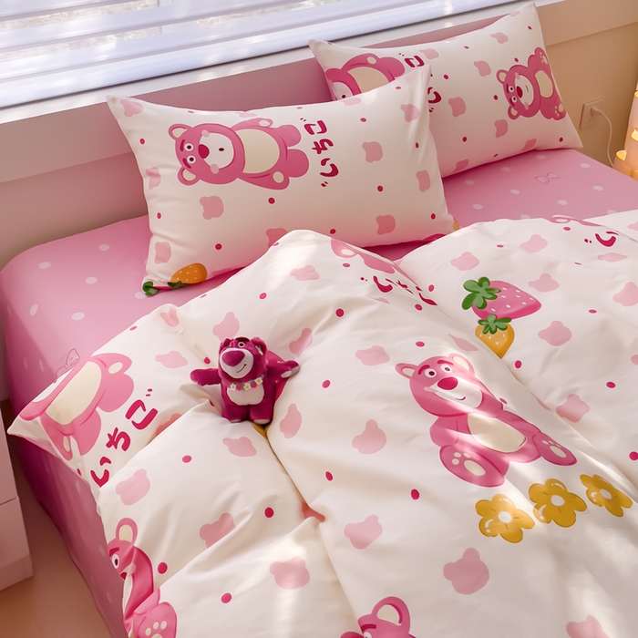 91家纺网 家纺一手货源 找家纺 金丝鸟 2024新款全棉四件套可爱卡通系列四件套 草莓熊列队