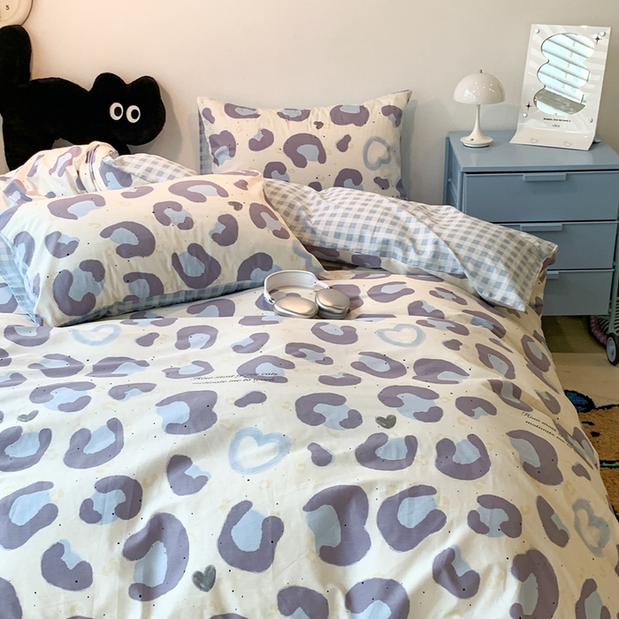 91家纺网 家纺一手货源 找家纺 昔可家纺 2024新款简约风全棉四件套 爱心蓝豹纹