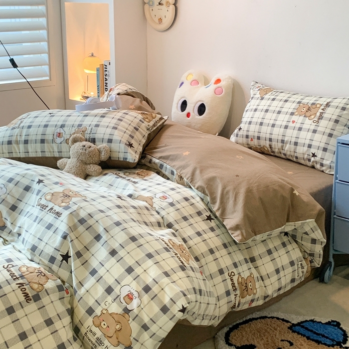 91家纺网 家纺一手货源 找家纺 昔可家纺 2023新款12月卡通全棉四件套 格纹小棕熊