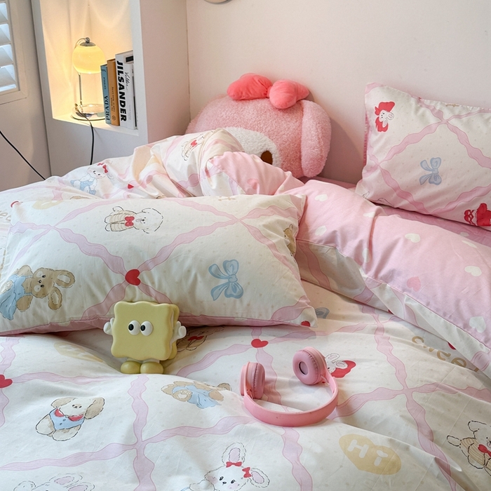 91家纺网 家纺一手货源 找家纺 昔可家纺 2024新款小清新系列全棉四件套 粉菱格小萌物