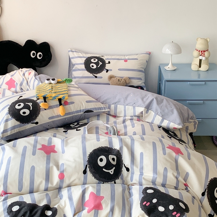 91家纺网 家纺一手货源 找家纺 昔可家纺 2024新款潮趣卡通系列全棉四件套 蓝条小黑球