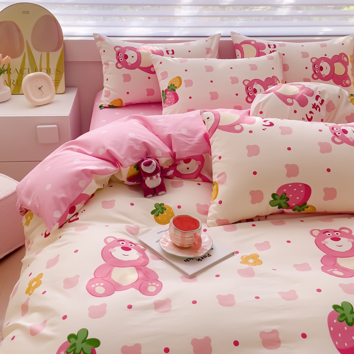 91家纺网 家纺一手货源 找家纺 金丝鸟 2024新款全棉四件套可爱卡通系列四件套 草莓熊列队