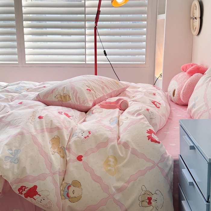 91家纺网 家纺一手货源 找家纺 昔可家纺 2024新款小清新系列全棉四件套 粉菱格小萌物