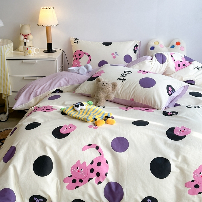 91家纺网 家纺一手货源 找家纺 昔可家纺 2024新款潮趣卡通系列全棉四件套 紫波点猫猫