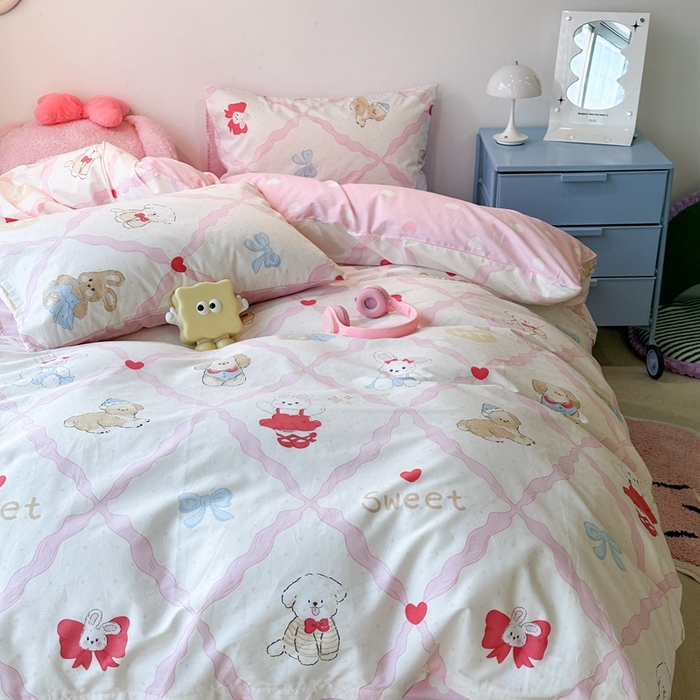 91家纺网 家纺一手货源 找家纺 昔可家纺 2024新款小清新系列全棉四件套 粉菱格小萌物