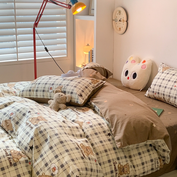91家纺网 家纺一手货源 找家纺 昔可家纺 2023新款12月卡通全棉四件套 格纹小棕熊