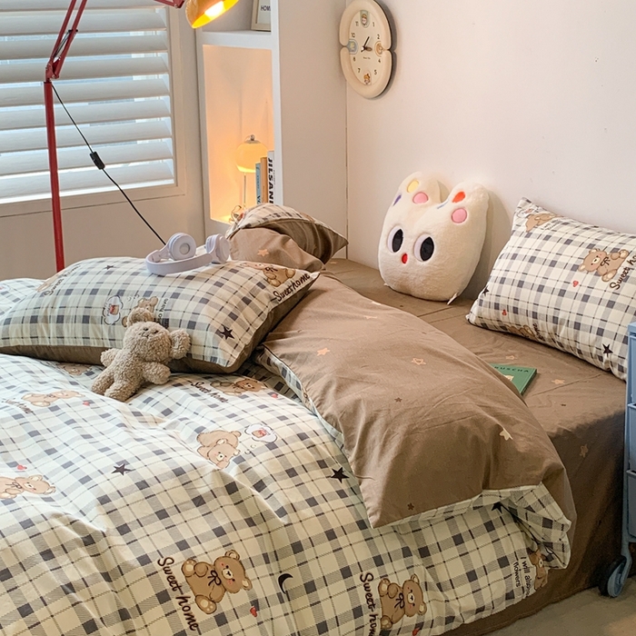 91家纺网 家纺一手货源 找家纺 昔可家纺 2023新款12月卡通全棉四件套 格纹小棕熊