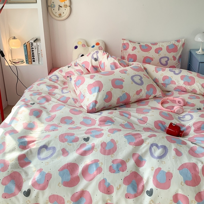 91家纺网 家纺一手货源 找家纺 昔可家纺 2024新款简约风全棉四件套 爱心粉豹纹