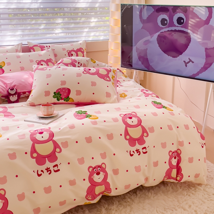 91家纺网 家纺一手货源 找家纺 金丝鸟 2024新款全棉四件套可爱卡通系列四件套 草莓熊列队