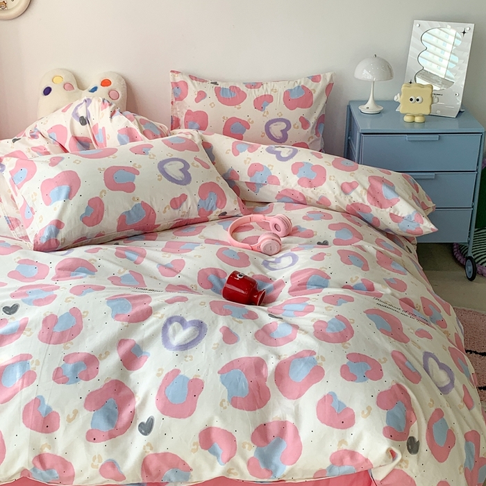 91家纺网 家纺一手货源 找家纺 昔可家纺 2024新款简约风全棉四件套 爱心粉豹纹