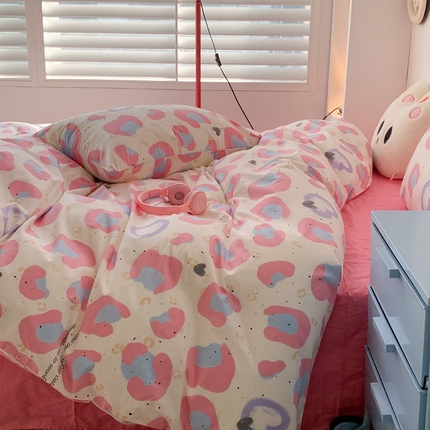 91家纺网 家纺一手货源 找家纺 昔可家纺 2024新款简约风全棉四件套 爱心粉豹纹