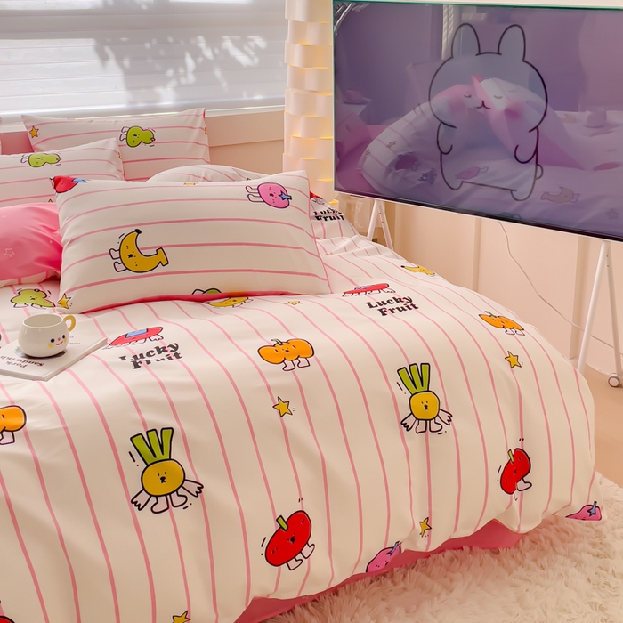 91家纺网 家纺一手货源 找家纺 金丝鸟 2024新款全棉四件套可爱卡通系列四件套 果蔬乐园粉