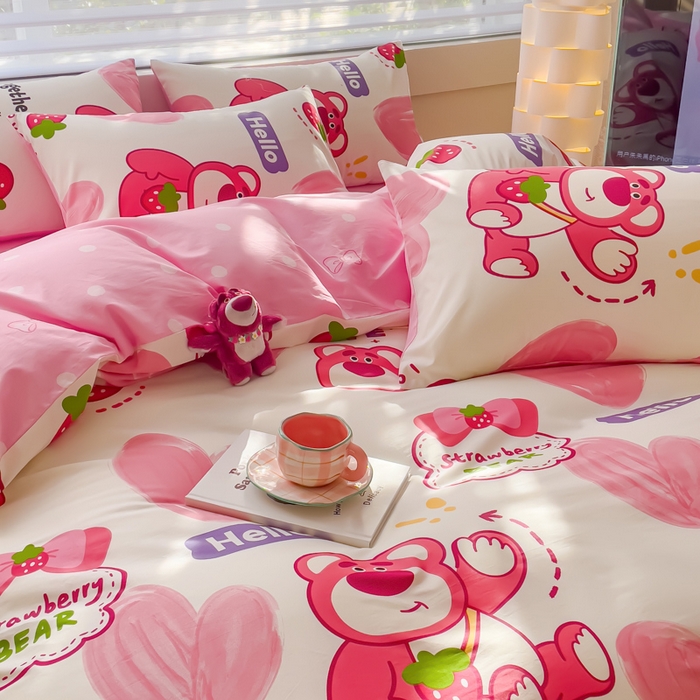 91家纺网 家纺一手货源 找家纺 金丝鸟 2024新款全棉四件套可爱卡通系列四件套 爱心草莓熊