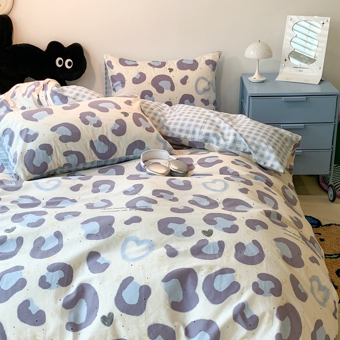 91家纺网 家纺一手货源 找家纺 昔可家纺 2024新款简约风全棉四件套 爱心蓝豹纹