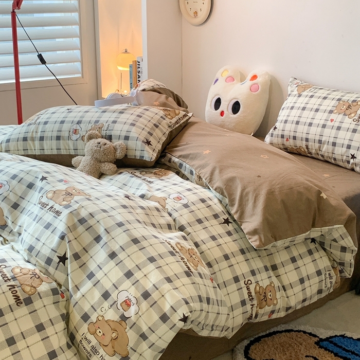 91家纺网 家纺一手货源 找家纺 昔可家纺 2023新款12月卡通全棉四件套 格纹小棕熊