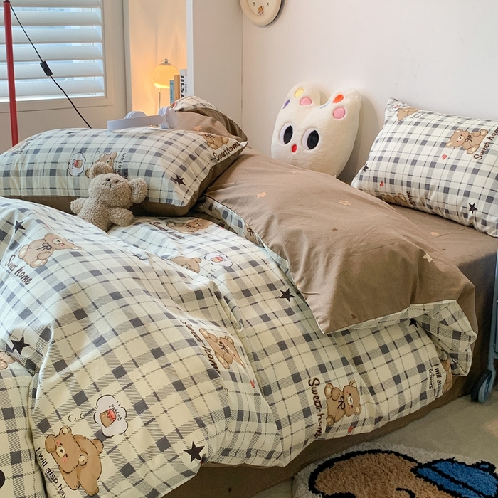 91家纺网 家纺一手货源 找家纺 昔可家纺 2023新款12月卡通全棉四件套 格纹小棕熊