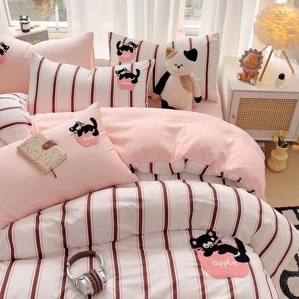 91家纺网 家纺一手货源 找家纺 尤米 2024新款ins博主风系列毛巾绣系列单被套 苹果猫-条纹