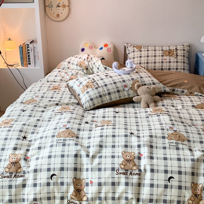 91家纺网 家纺一手货源 找家纺 昔可家纺 2023新款12月卡通全棉四件套 格纹小棕熊