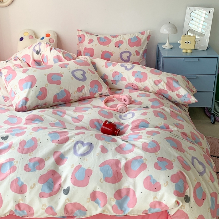 91家纺网 家纺一手货源 找家纺 昔可家纺 2024新款简约风全棉四件套 爱心粉豹纹