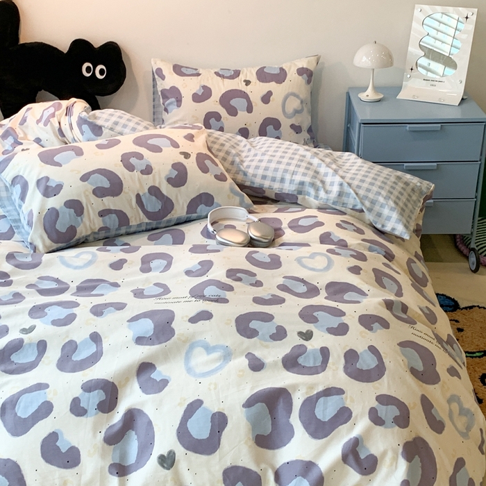 91家纺网 家纺一手货源 找家纺 昔可家纺 2024新款简约风全棉四件套 爱心蓝豹纹