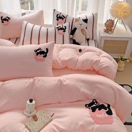91家纺网 家纺一手货源 找家纺 尤米 2024新款ins博主风系列毛巾绣系列单被套 苹果猫-粉