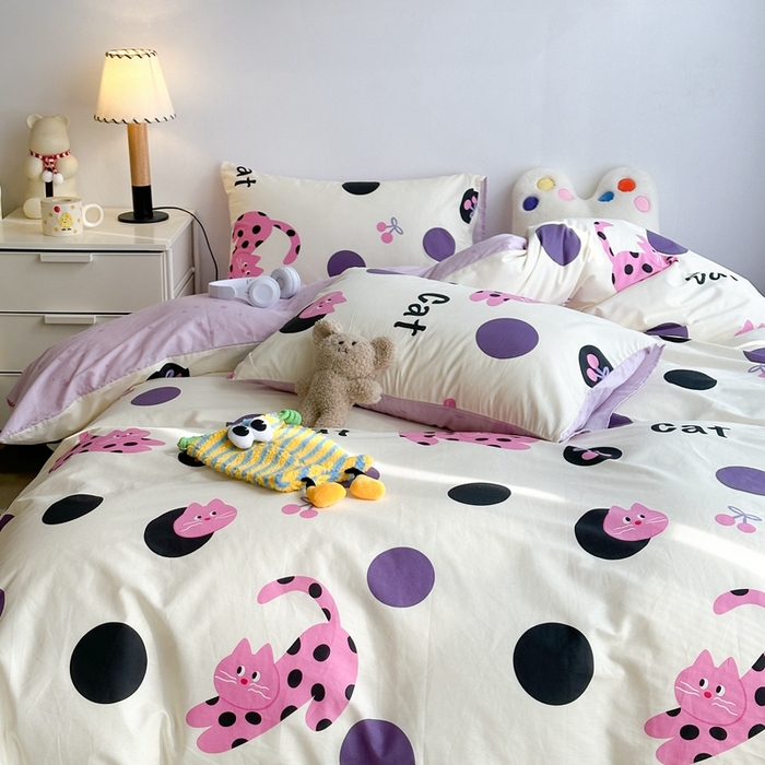 91家纺网 家纺一手货源 找家纺 昔可家纺 2024新款潮趣卡通系列全棉四件套 紫波点猫猫