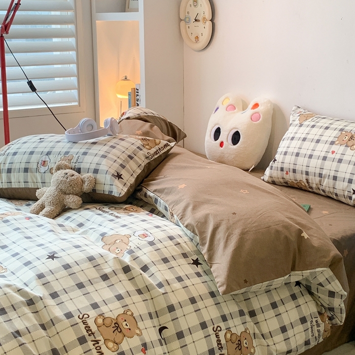 91家纺网 家纺一手货源 找家纺 昔可家纺 2023新款12月卡通全棉四件套 格纹小棕熊