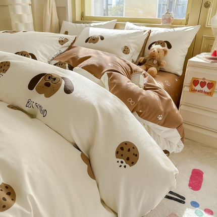 91家纺网 家纺一手货源 找家纺 简宜家居 2025新款40支13070全棉斜纹卡通系列四件套（系列二） 曲奇狗