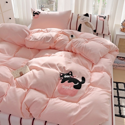 91家纺网 家纺一手货源 找家纺 尤米 2024新款ins博主风系列毛巾绣四件套 苹果猫-粉