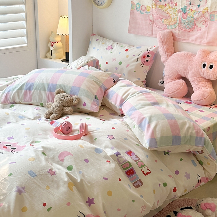 91家纺网 家纺一手货源 找家纺 昔可家纺 2024新款全棉萌趣卡通印花系列四件套 彩色点点粉猫