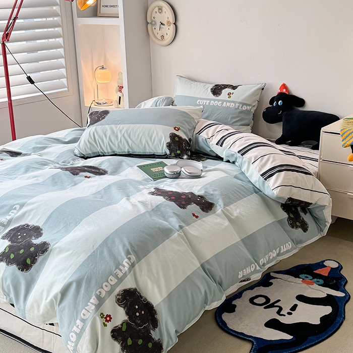 91家纺网 家纺一手货源 找家纺 昔可家纺 2024新款全棉萌趣卡通印花系列四件套 蓝条黑狗