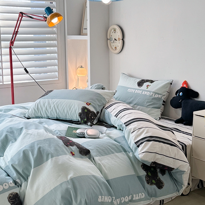 91家纺网 家纺一手货源 找家纺 昔可家纺 2024新款全棉萌趣卡通印花系列四件套 蓝条黑狗