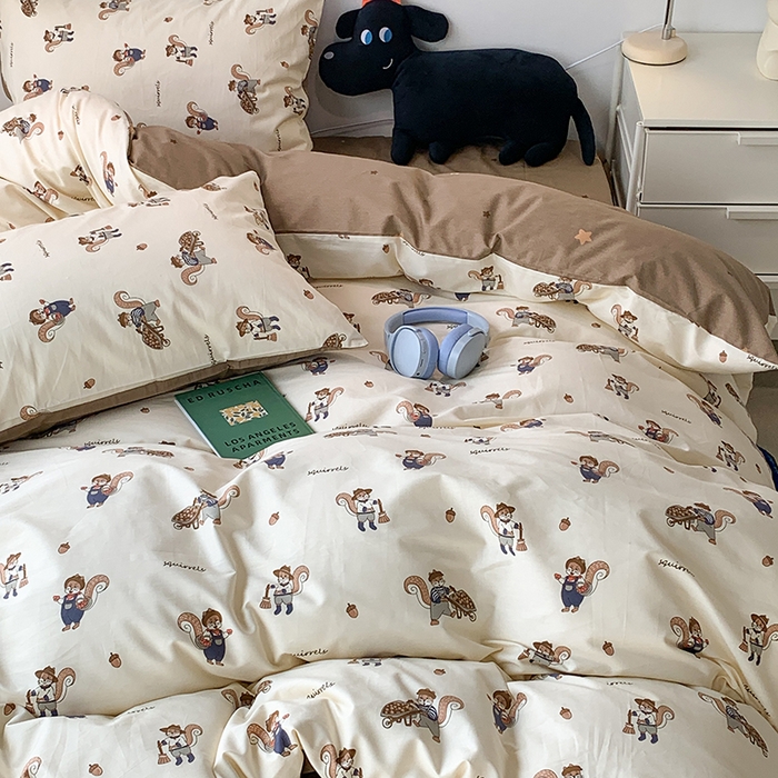 91家纺网 家纺一手货源 找家纺 昔可家纺 2024新款全棉萌趣卡通印花系列四件套 松果小松鼠