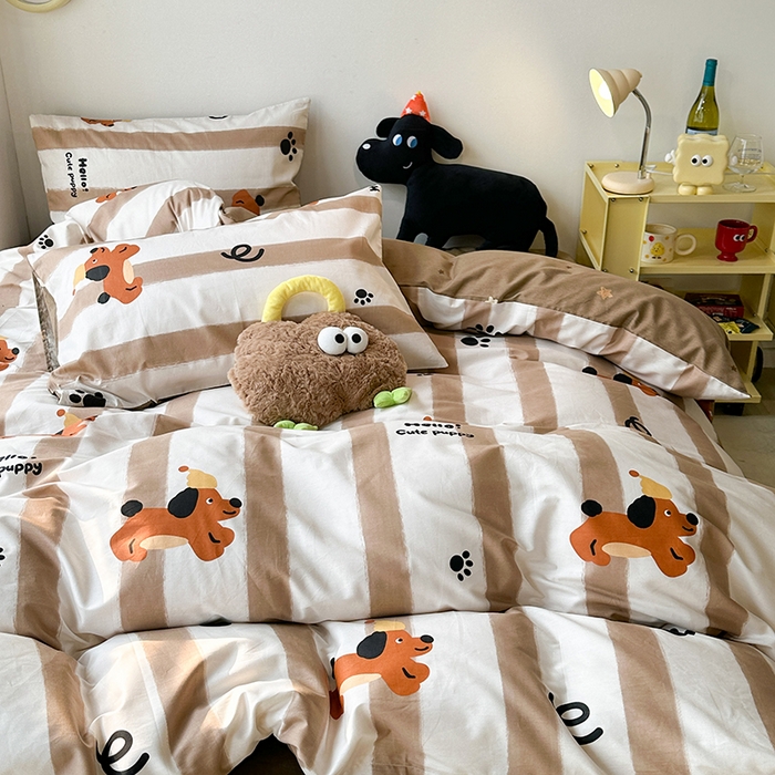 91家纺网 家纺一手货源 找家纺 昔可家纺 2024新款全棉萌趣卡通印花系列四件套 咖条狗狗