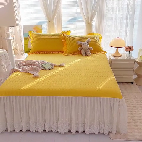 91家纺网 家纺一手货源 找家纺 花香四季2024年新款13376全棉夹棉蕾丝公主风床裙三件套 奶黄色