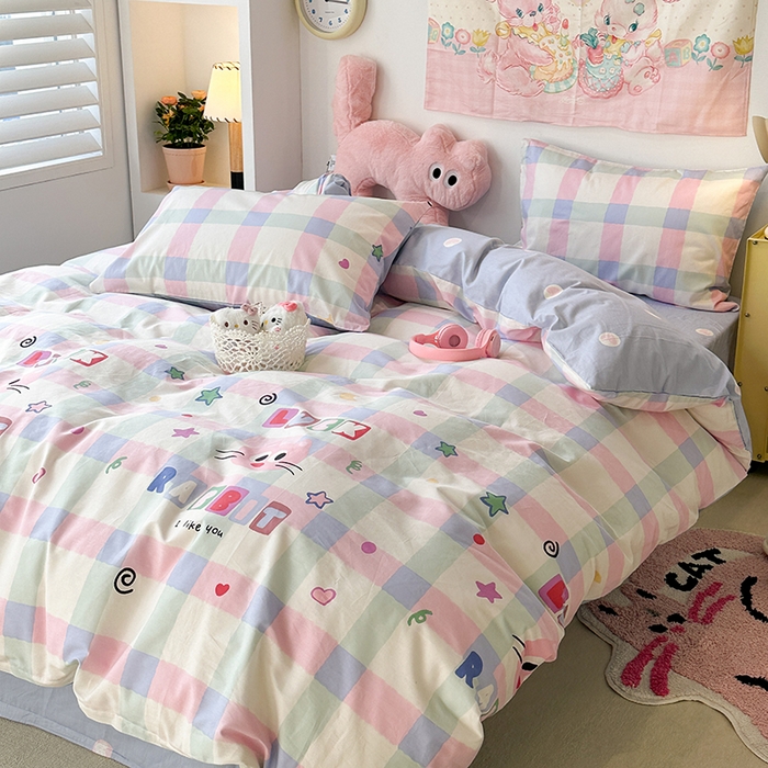 91家纺网 家纺一手货源 找家纺 昔可家纺 2024新款全棉萌趣卡通印花系列四件套 彩格粉猫