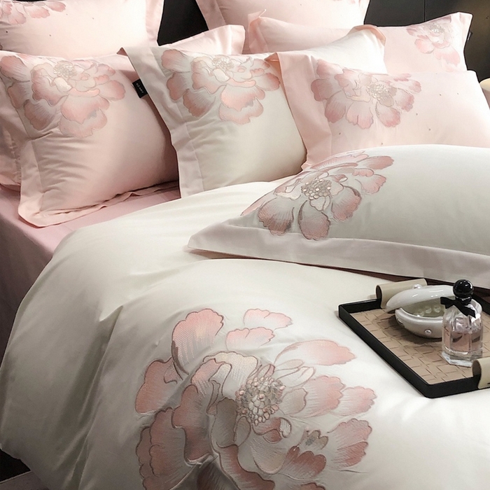 91家纺网 家纺一手货源 找家纺 卡姿家纺 2024春夏新款全棉优雅刺绣四件套-维蜜 维蜜白