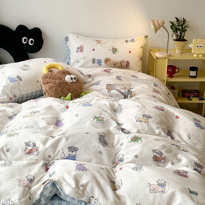 91家纺网 家纺一手货源 找家纺 昔可家纺 2024新款全棉萌趣卡通印花系列四件套 蓝格彩色哈基米