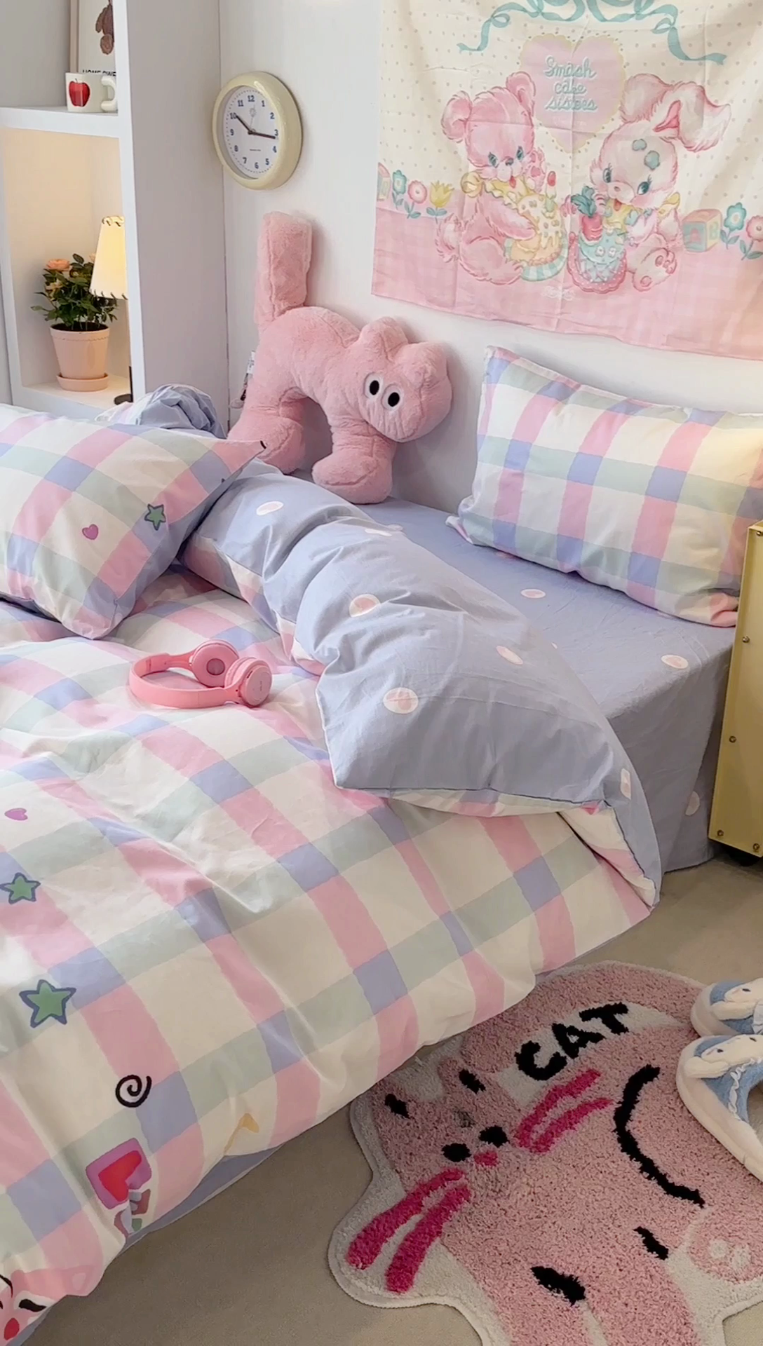 91家纺网 家纺一手货源 找家纺 昔可家纺 2024新款全棉萌趣卡通印花系列四件套 彩格粉猫