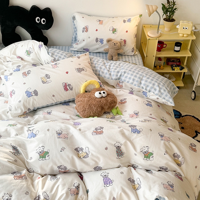 91家纺网 家纺一手货源 找家纺 昔可家纺 2024新款全棉萌趣卡通印花系列四件套 蓝格彩色哈基米