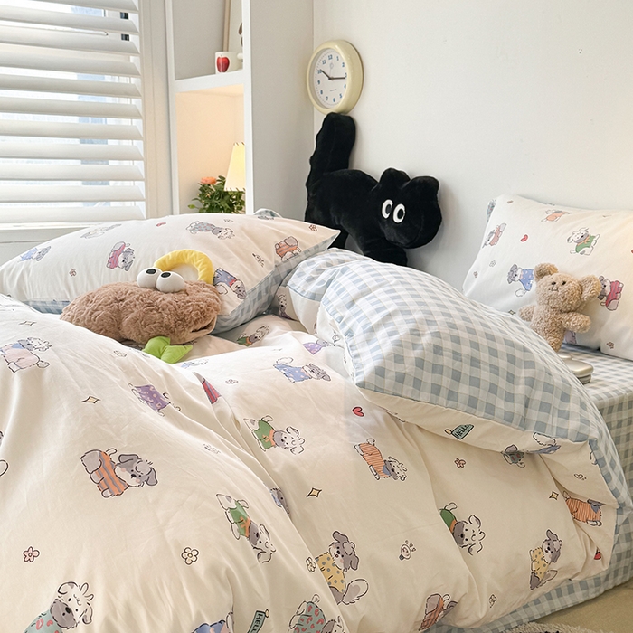 91家纺网 家纺一手货源 找家纺 昔可家纺 2024新款全棉萌趣卡通印花系列四件套 蓝格彩色哈基米