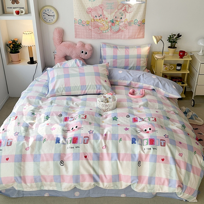 91家纺网 家纺一手货源 找家纺 昔可家纺 2024新款全棉萌趣卡通印花系列四件套 彩格粉猫