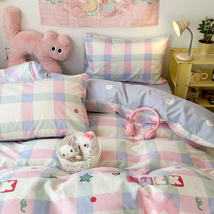 91家纺网 家纺一手货源 找家纺 昔可家纺 2024新款全棉萌趣卡通印花系列四件套 彩格粉猫